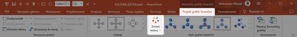 obrazek 9.1: Wstążka PowerPointa z powiększonym i rozwiniętym przyciskiem Zmień kolory.